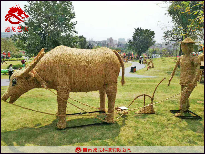 农民丰收节牛耕地造型稻草雕